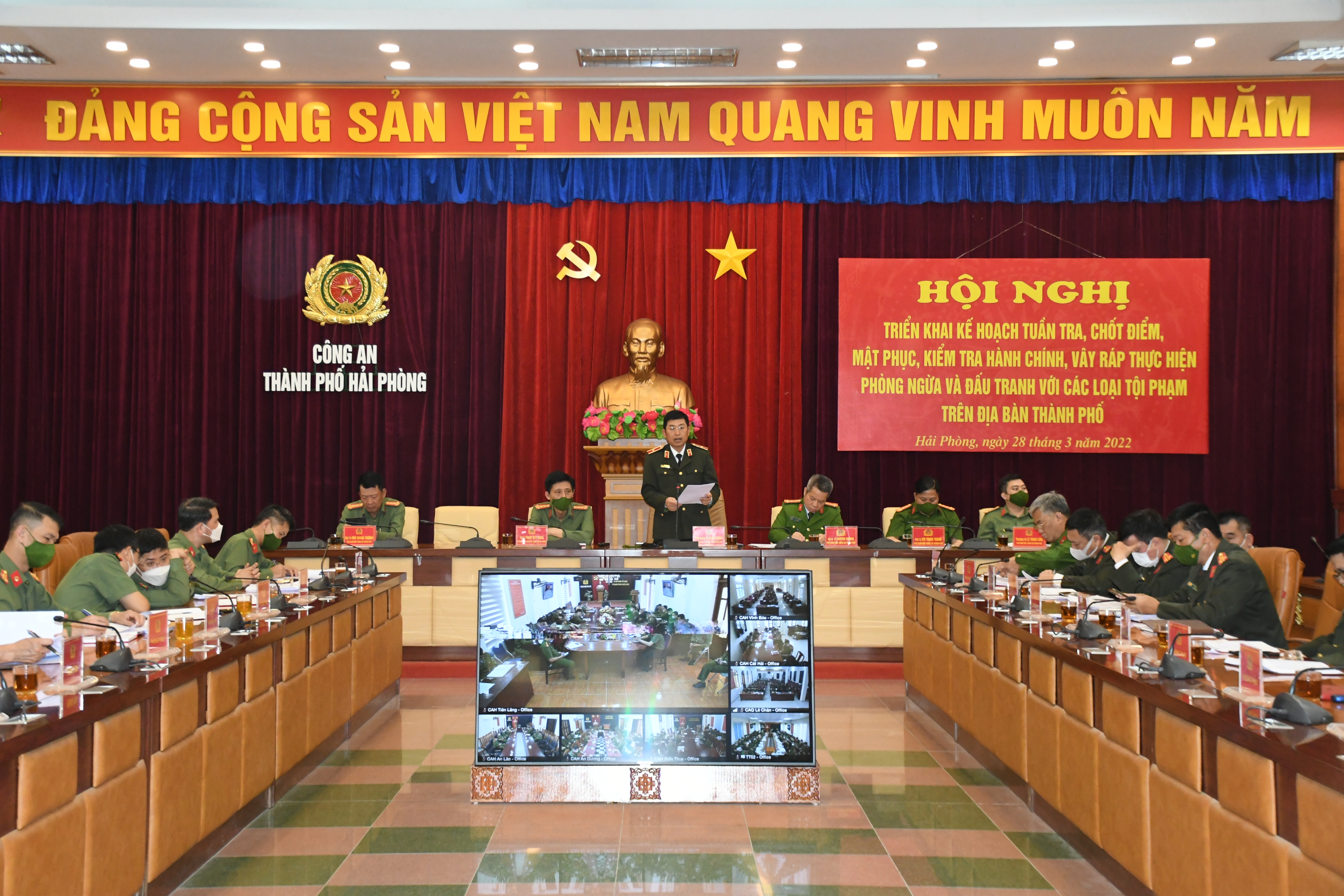 Triển khai kế hoạch tuần tra, kiểm tra hành chính, vây ráp và đấu tranh với các loại tội phạm